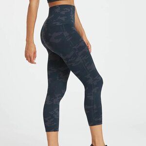 Spanx Camo Look At Me Now Seamless Cropped Leggings Size Small